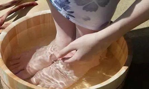 睡眠质量|白醋泡脚太厉害了，到现在才知道，学会你会感谢我！