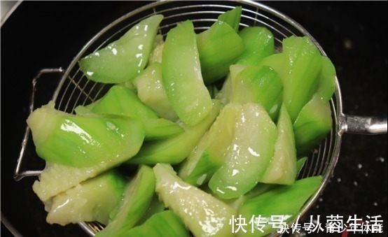碳水化合物|炒丝瓜有人焯水,有人直接炒,难怪不好吃,饭店大厨教你正确做法