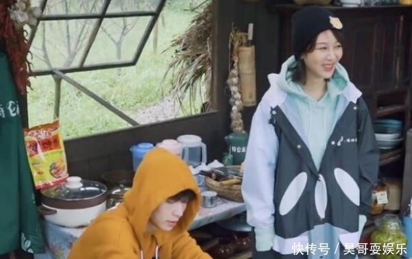 杨紫|黄磊让张艺兴给杨紫邮寄烤肠，张艺兴羞赧不好联系，妹妹拨通助攻