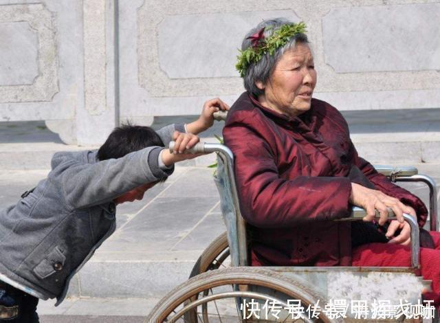 综合能力|老母亲含泪提醒将来最孝顺的孩子，从来都不是爸妈最疼的人