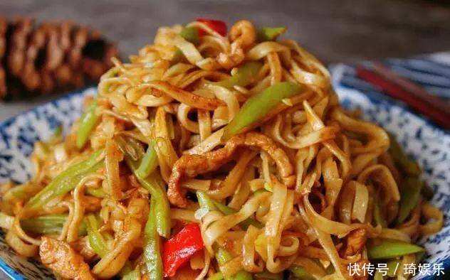 豆角焖面的家常做法,豆角嫩绿面条不粘,做法简单味道好