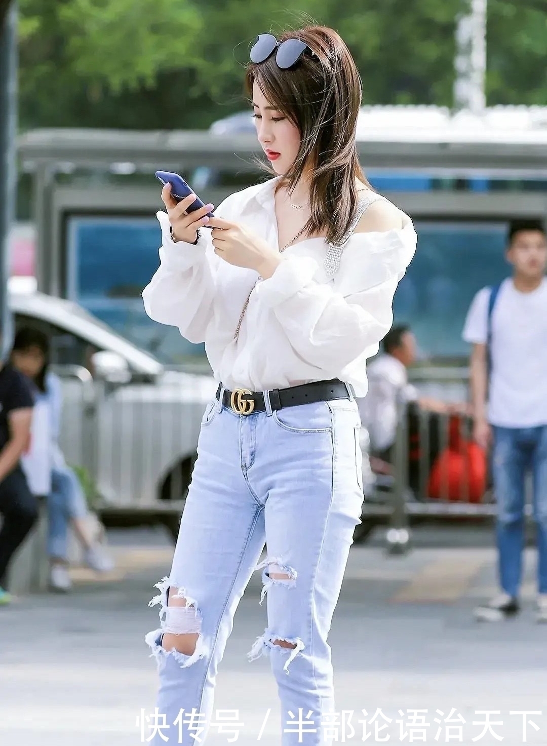 搭配 破洞牛仔裤也很漂亮,从她搭配的效果看,确实比别人显得更加时尚