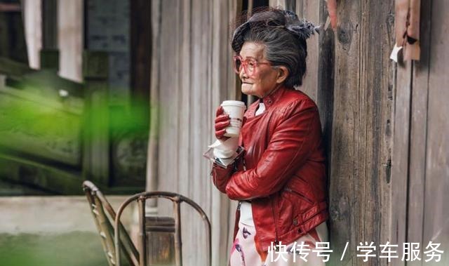 好心态 90岁奶奶还穿“光腿神器”,被1米9孙子搂着走,美成人群焦点!