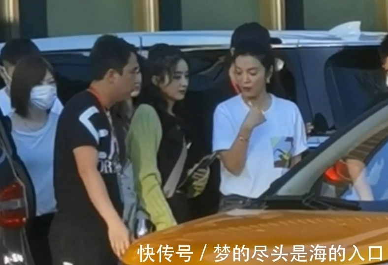 披肩|赵丽颖约姐妹做客《中餐厅5》，颖宝毛衣毛拖，造型是认真的吗？