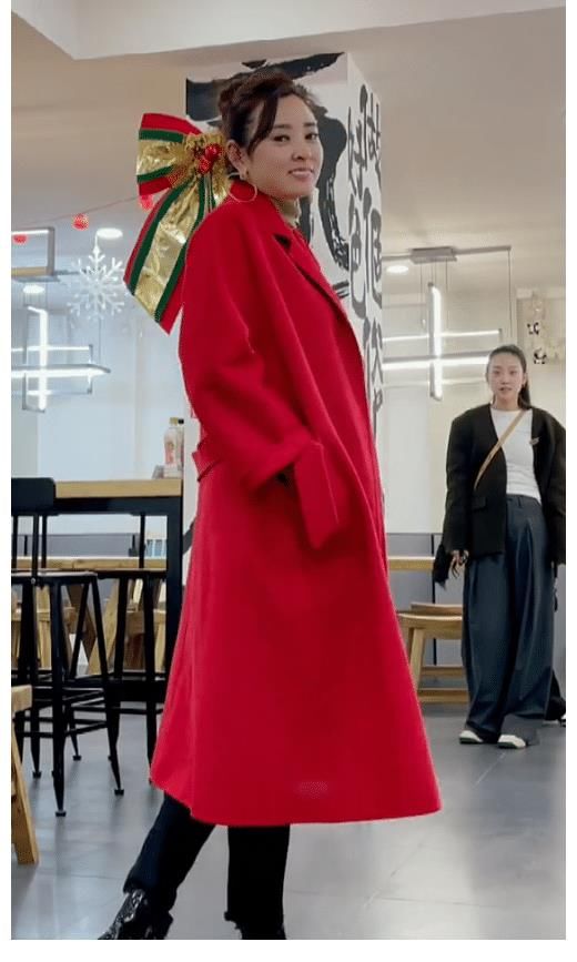 李勒優(yōu)被城市媽媽嫌棄，穿搭被嘲80歲，網(wǎng)友：這是暗示要買新的