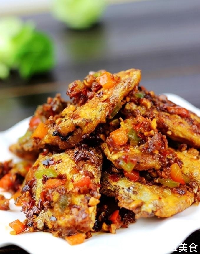 渣渣|带鱼别总红烧,换个方法,香得连蒜末渣渣都光光了,太值得一做了