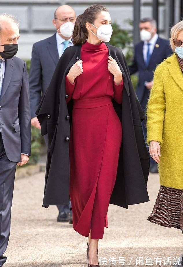 西班牙王后 西班牙王后不容易,红裙配毛领斗篷挺优雅,可光腿穿高跟也太冷了