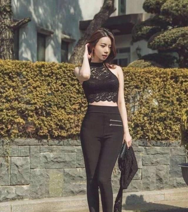 打底裤呈现出优雅淑女气质,充满美俏的魅力