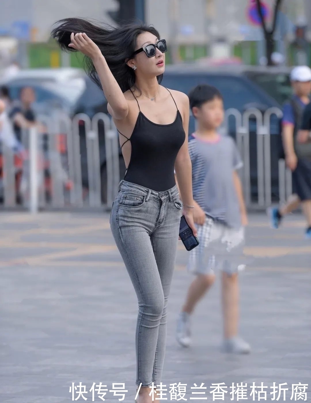 牛仔裤|大长腿配上修身牛仔裤名模范十足,曲线高挑,让人百看不厌