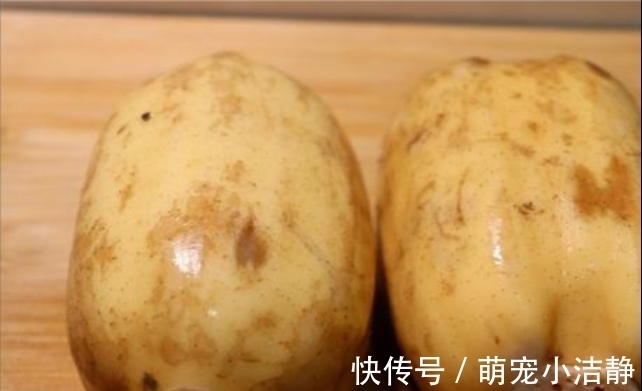 莲藕一焯水就变黑?大厨:牢记一招,保证藕片白净爽脆,更入味