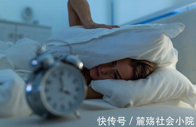 老人|老人失眠危害大！4个小技巧可调理，赶紧拿笔记下来