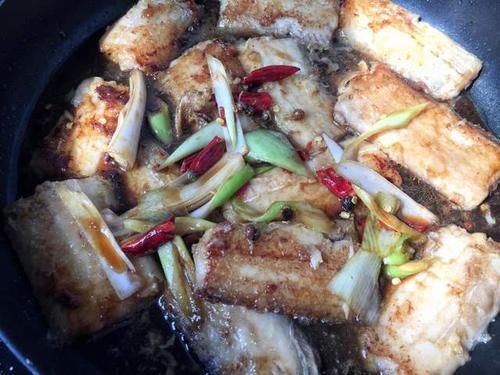  营养美味的红烧带鱼，是孩子的最爱，汤汁鲜美与米饭是好“搭档”