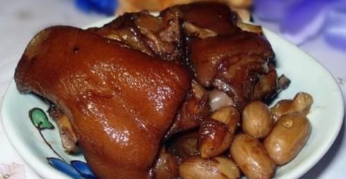 炖猪蹄时,最忌直接焯水,教你正确做法,猪蹄软糯好吃,没腥臭味