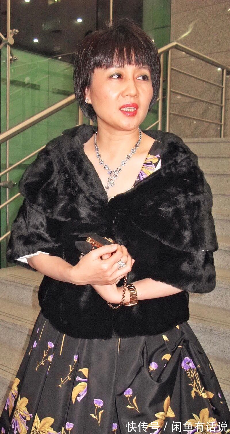 印花|赌王四太不服老,穿那么花的“睡衣”就出门,大红大绿还挺显年轻