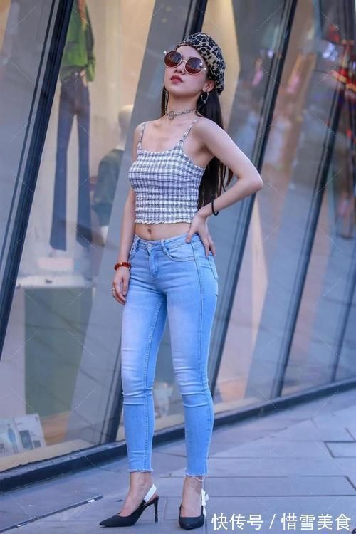 紧身牛仔裤 时尚小姐姐穿浅色紧身牛仔裤,复古的穿法,更能展现出个性时尚