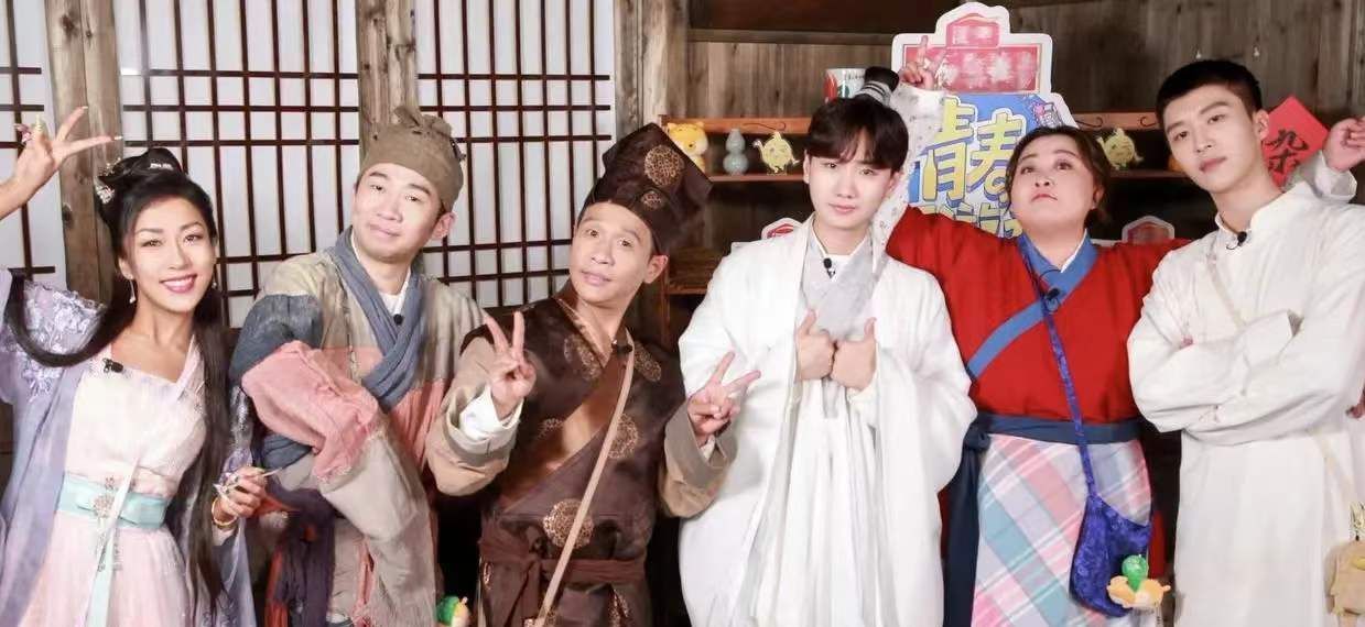 贾玲在综艺节目中情商太高,经常曝出金句,比如“既生大何生小”