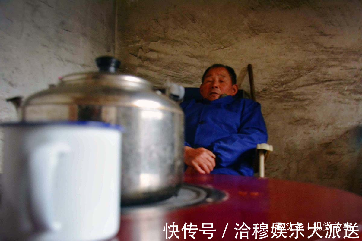 土锅灶|山村68岁大爷行动不便，老伴在家做美食，全给儿媳妇吃