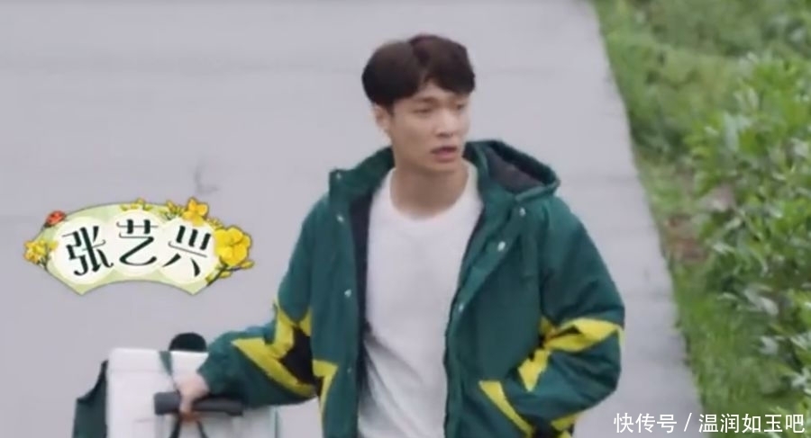 彭昱畅弯腰跟张艺兴握手,张子枫寸步不离张艺兴,跟着疯狂试吃