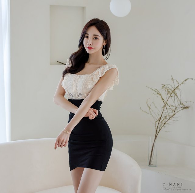 奶油|时尚女装搭配欣赏:女神孙允珠的奶油咖啡榛果甜杏无袖挂肩裙