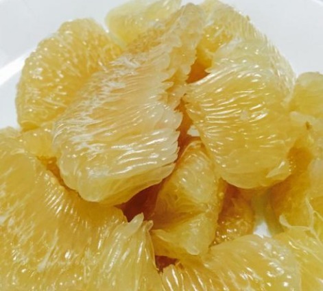 高血压人群|秋冬养生吃柚子，医生告诫2类人最好不碰，不要没病找病