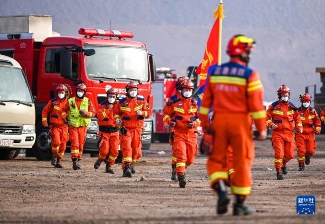 内蒙古阿拉善盟露天矿坍塌事故：救援力量现场集结