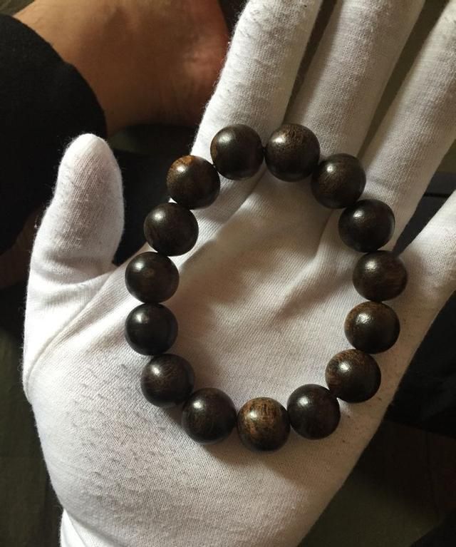 谁还说盘手串不用戴手套?看看这篇文章吧,你会改变主意的!