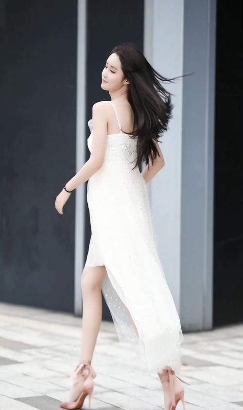  吊带裙|仙气十足的小姐姐，一身白色吊带裙，美过仙女