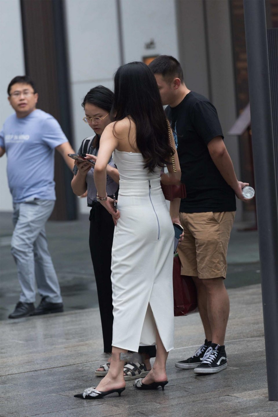 气质美女|非常优雅的气质美女，一头靓丽的黑发，自带艳丽感别有一番风情