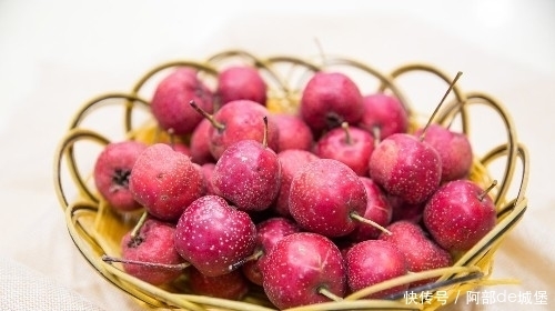 山楂有开胃功效,但不能与海鲜鱼类同食,更不可与两类药物同食