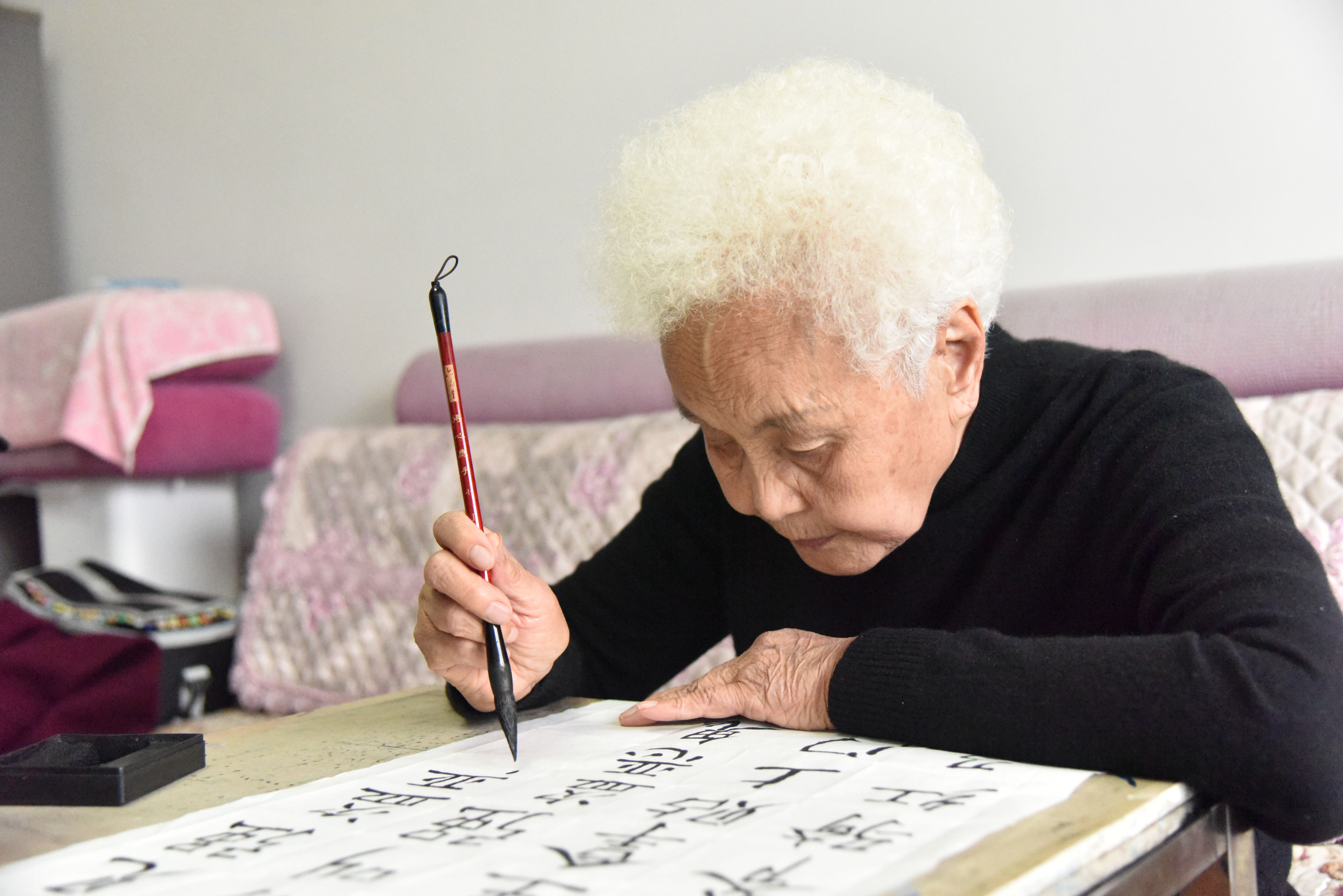 作家#新华全媒+|从“文盲”到“网红作家”84岁“传奇奶奶”的“逆袭”