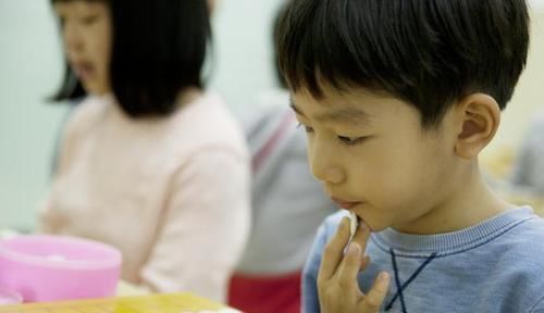 孩子|孩子拿手机玩小游戏，电子产品是洪水猛兽，还是益智工具？