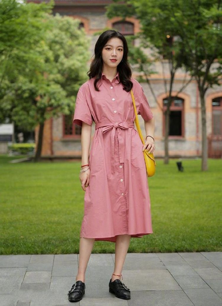 牛仔裤|街拍美女：时尚美妇一件简约的白色背心，搭配牛仔裤穿出了少女感