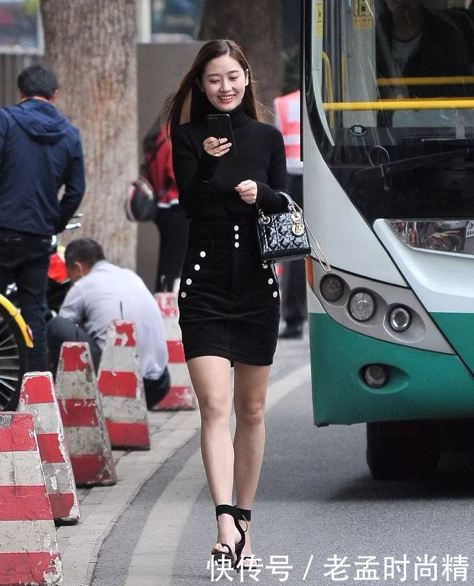 街拍：神秘黑色针织衫配显瘦半身裙,成熟大方的穿搭方式,尽显曼妙身姿