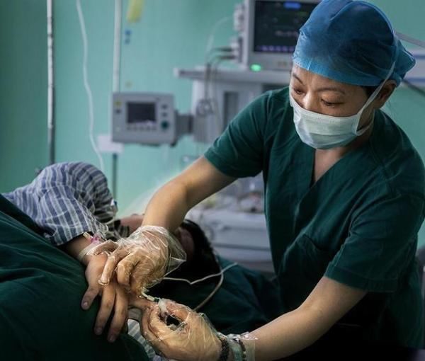 婆婆|28岁女子剖腹产下四胞胎,婆婆一旁开心逗孙子,亲妈却坐地上痛哭