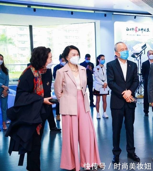 阔腿裤|董明珠真会赶“时髦”,针织开衫配阔腿裤高级大气,渔夫帽好洋气