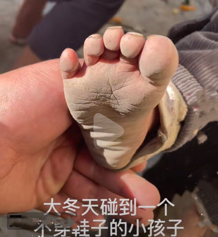 冬天|2岁没妈男孩，大冬天光着脚，奶奶：太想妈妈时就让姑姑抱抱他