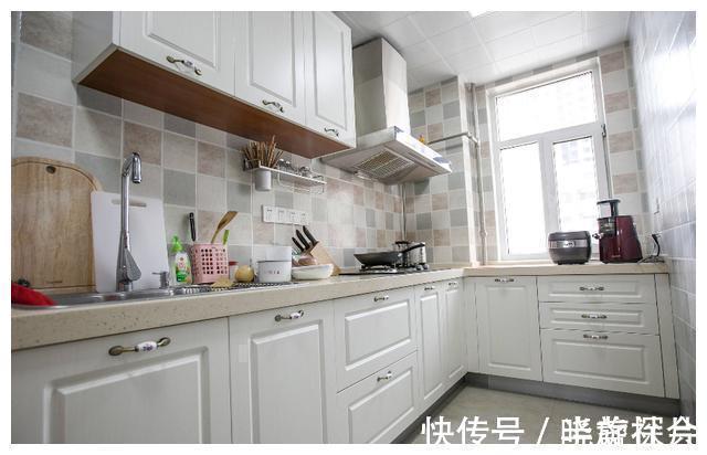 厨房|厨房别做吊柜了，不实用还碰头，找两块板子装上去，省钱方便多了