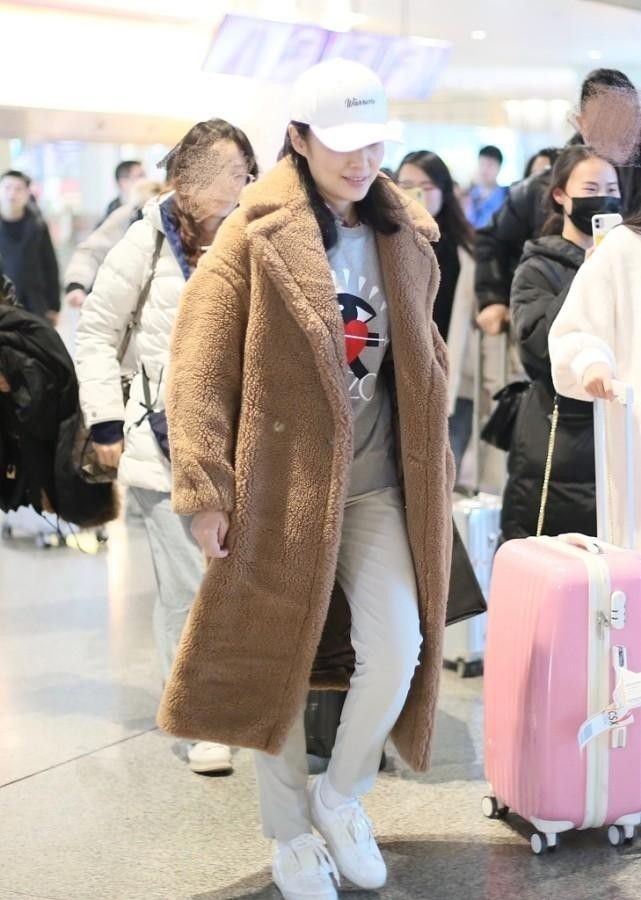 造型|姜还是老的辣!53岁周涛穿旧衣撞衫49岁孟晚舟,输年龄却赢穿搭