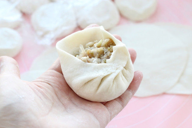 两锅|入冬后就馋酸菜馅的包子,皮薄馅大酸爽美味,一次蒸两锅都不够吃