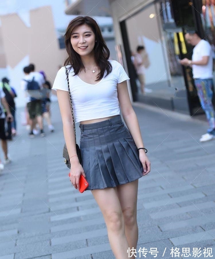T恤|大V领短T恤搭配小短裙,呈现出不同于吊带服饰的另类美