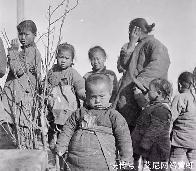 晚清时期|晚清时期老照片：女子媚态毕露