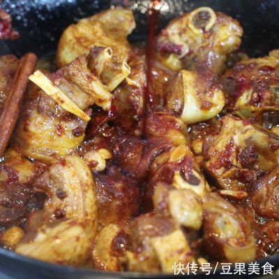 红焖羊肉一口下肚，唇齿留香