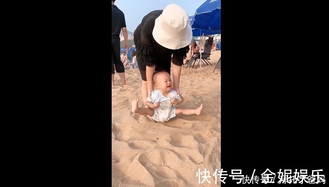 孩子|妈妈带宝宝来玩沙子,宝宝全程脚不沾地网友萌娃从小就有洁癖