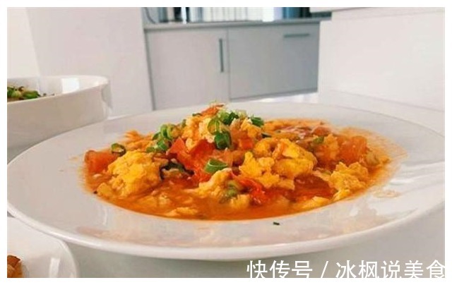 老公打工带20万回家,我特意下厨做了一桌菜,上桌后我哭着赶他
