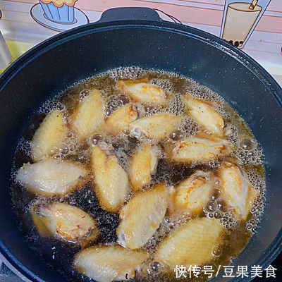 #一学就会快手菜#不用焯水 不用腌制 超快手的可乐鸡翅