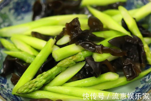 做法|芦笋要换个做法吃!吃芦笋配上这个,味道好吃到爆,2盘都嫌少!