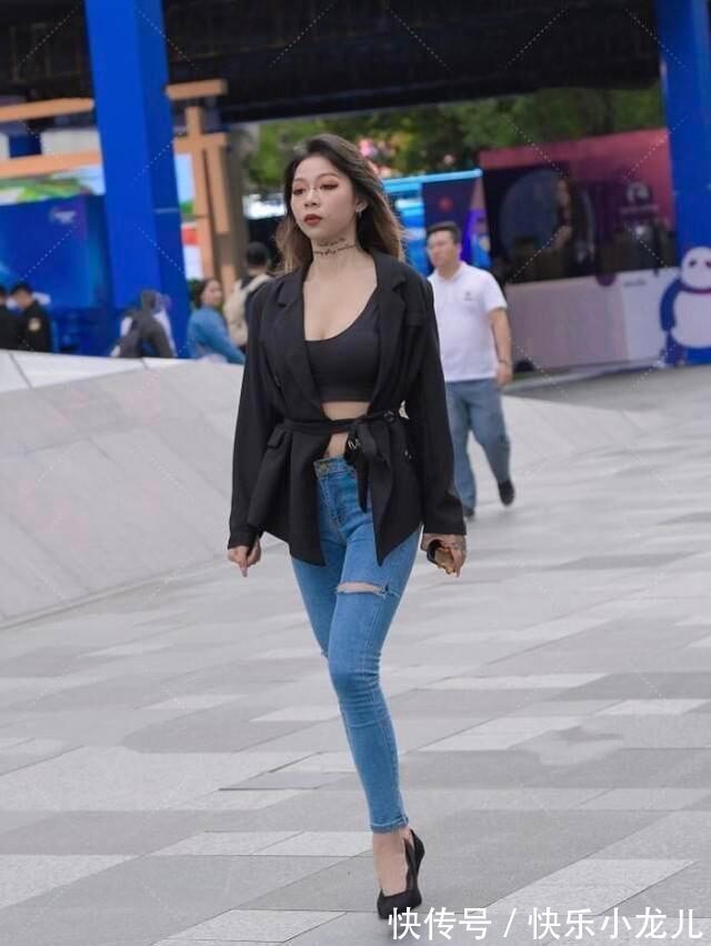 牛仔裤 穿破洞的黑色小西服搭配牛仔裤,年轻而又自信
