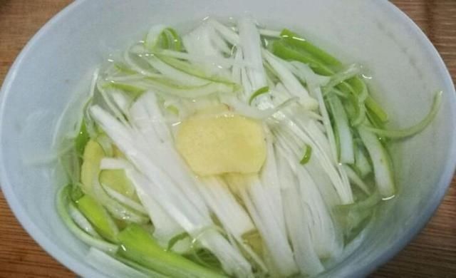 炸肉丸子时，有人用淀粉，用人用面粉，教你正确做法，太香了