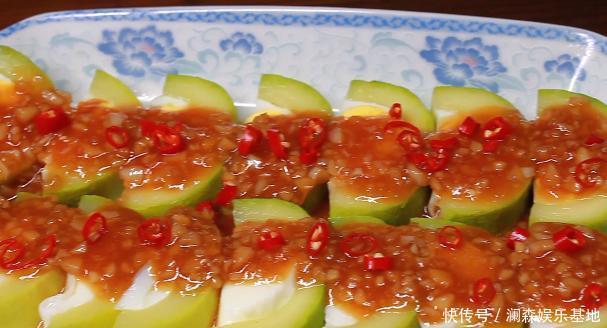 西葫芦里面加4个鸡蛋,不用炒不凉拌,招待客人,比吃肉都过瘾