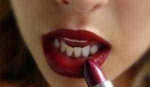 嘴唇 涂口红,还在傻傻抿嘴唇这4步缺一不可,不然别怪口红粘杯掉色